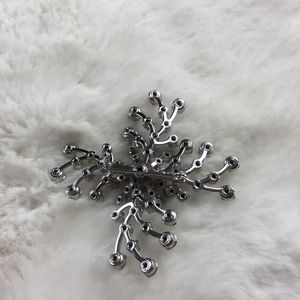 Vintage Jewelry - Vintage Rhinestone Diamond Snowflake Pin Brooch Vintage Jewelry - Vintage Rhinestone Diamond Snowflake Pin Brooch